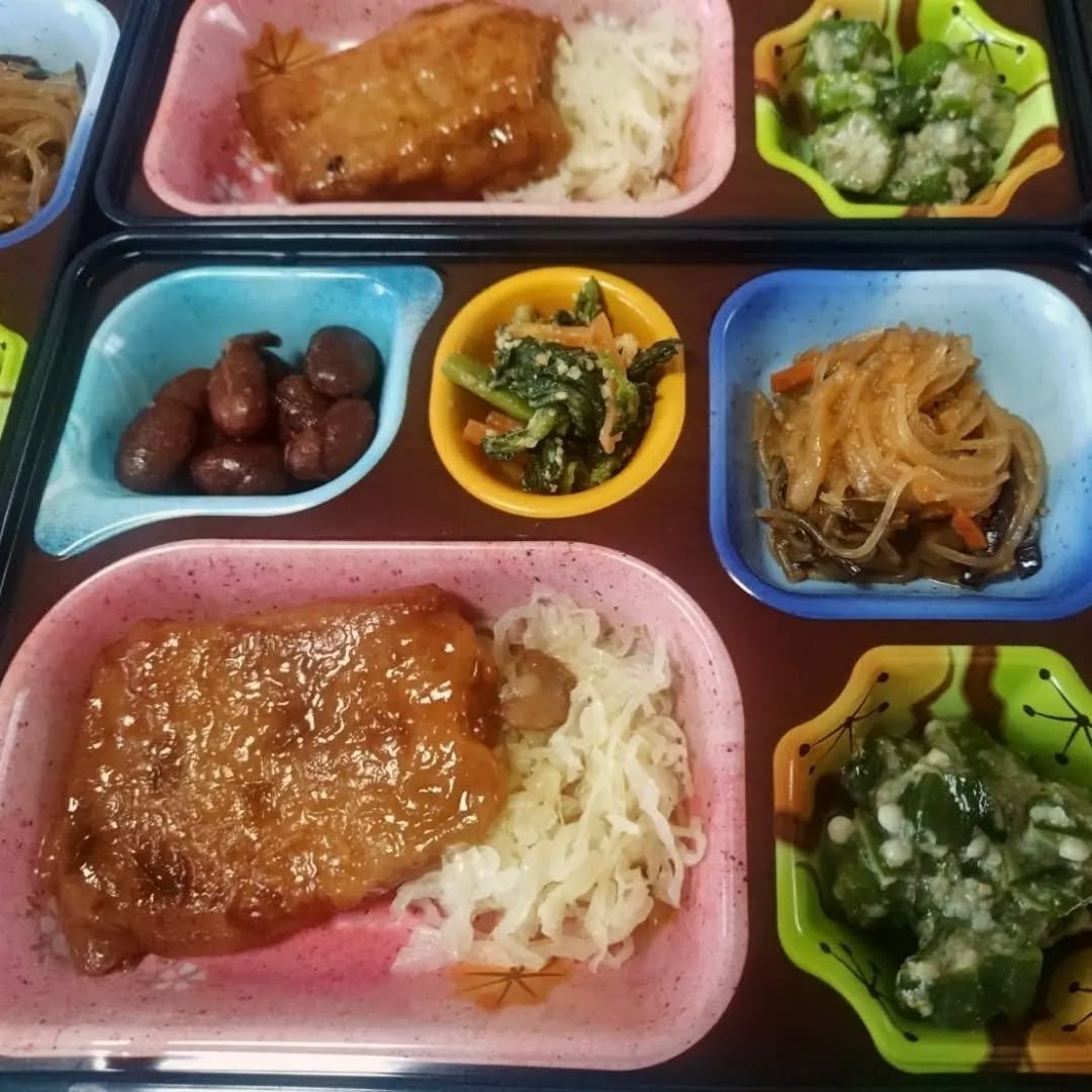 だいぶ暑くなってきましたね。長袖か半袖かで悩ましい季節です。まだ長袖で頑張ってますが😃外出した際は水分補給を忘れずに‼️ 本日の昼食です。 🍴てりやきチキン 🍴さっぱりキャベツのレモン風味 🍴おくらのとろろ和え 🍴四川マーボ春雨 ...