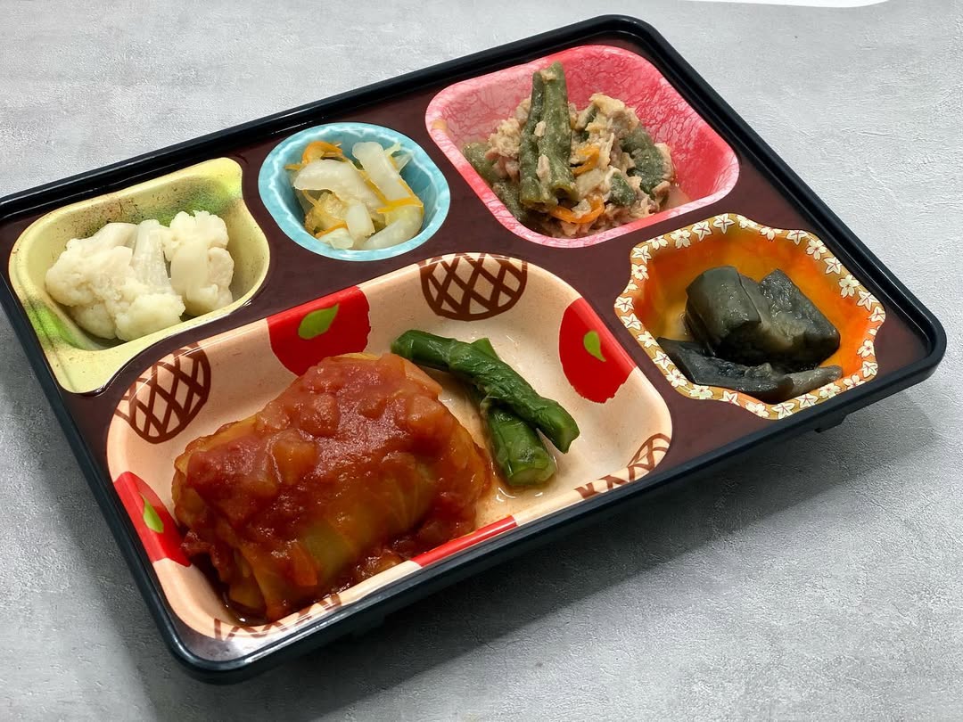 🍱 🐟本日の普通食（夕食）メニュー ロールキャベツのトマト煮込み アスパラ ひと口なすのオランダ煮 豚肉とインゲンの胡麻味噌炒め 一夜漬け カリフラワーの甘酢漬け ※仕入れ状況によりメニューが 異なる場合がございます。 ご了承ください。...