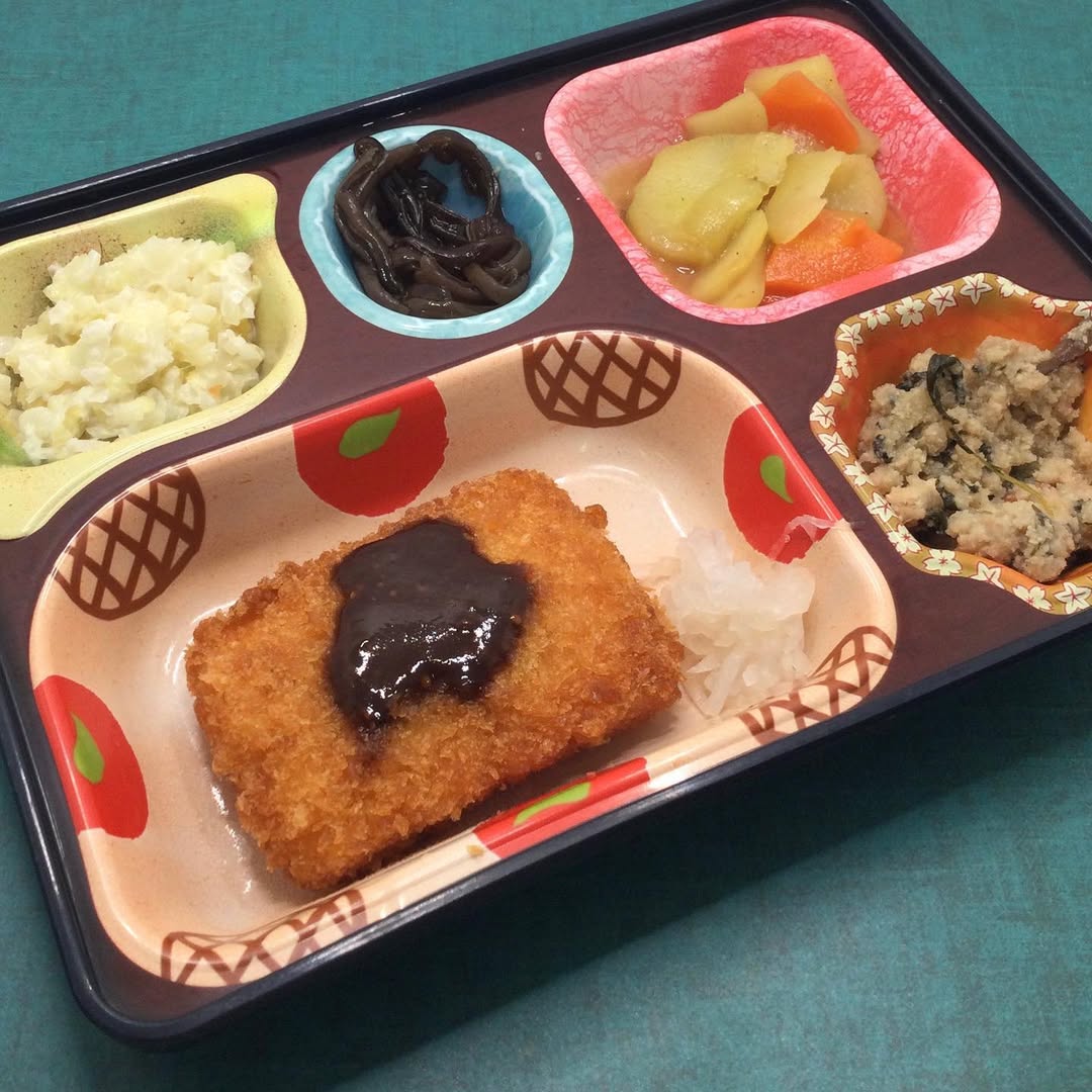 🍱 🐟本日の普通食（夕食）メニュー えびかつ 大根の酢漬け 肉入りうの花 じゃが芋と人参のカレー炒め きくらげとこんにゃくの佃煮 コールスローサラダ カツソース ※仕入れ状況によりメニューが 異なる場合がございます。 ご了承ください。 ...
