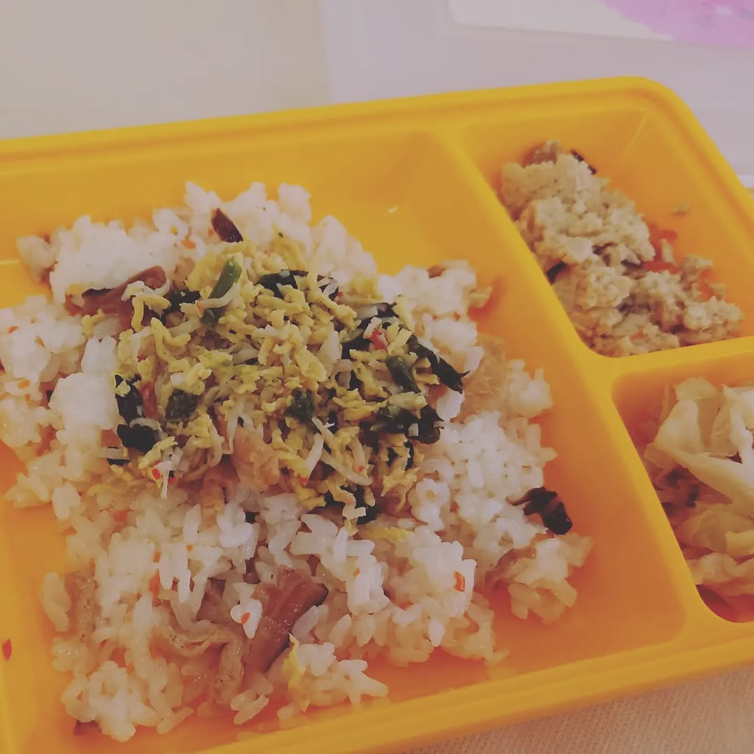 こんにちわ❕ライフデリです☺️ ３月に入り一気に春がやってきたような穏やかなお天気が続いてますね🌸 今日はひな祭りです🎎 代表メニューのチラシ寿司が、実はとても縁起の良い漢字の組合せです。 「寿（ことぶき）を司る（つかさどる）」という意...