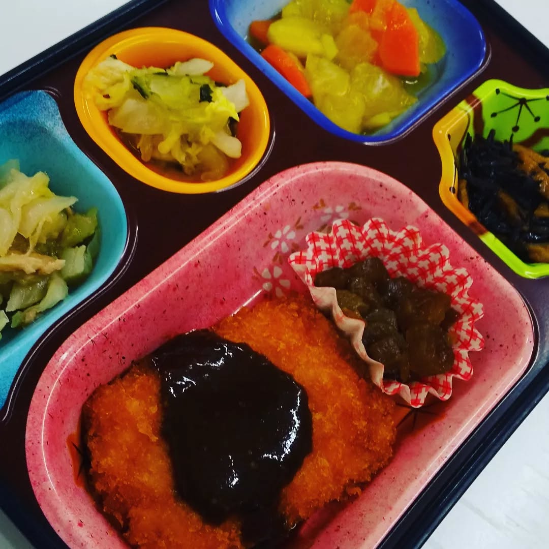 ライフデリ東大阪店です 本日のお昼ご飯のメニューは えびカツ ひじきとさつま揚の煮物 じゃが芋と人参のカレー炒め 一夜漬 キャベツとツナのナムル です ライフデリ東大阪店 TEL 06-6732-4590 FAX 06-6732-4591 ...