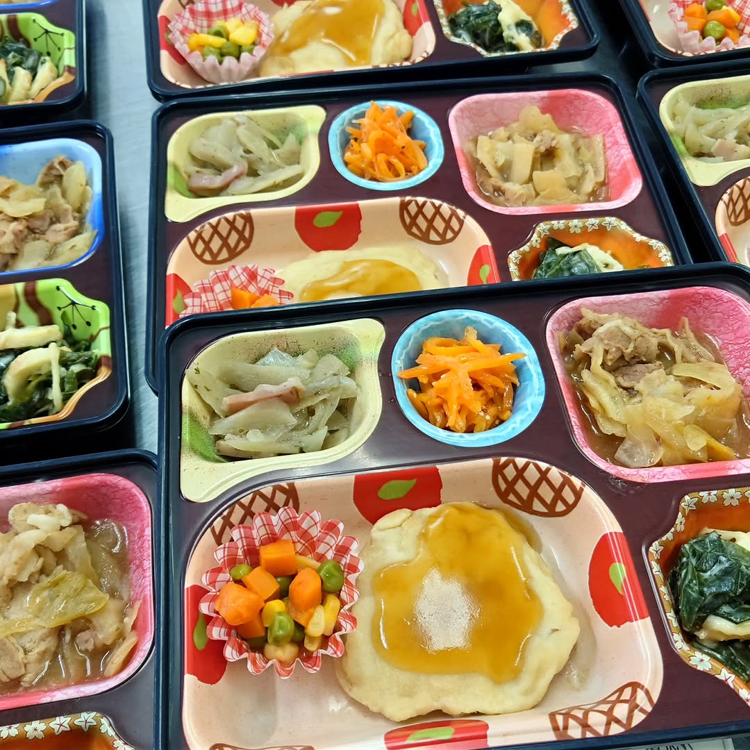 おはようございます☀ ライフデリ大阪平野・東住吉店です。 本日の昼食メニューは鶏の天ぷらです🐔 今日から三連休。お出かけの方も多いのではないでしょうか。 気を付けて行ってらっしゃい🌸 #ライフデリ #高齢者向けサービス #宅配弁当 #ラ...