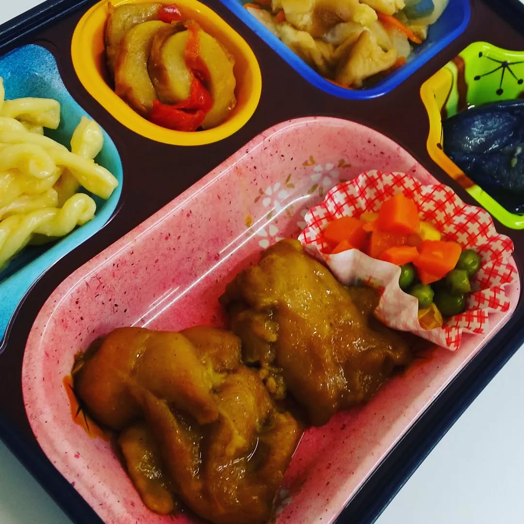 ライフデリ東大阪店です 本日の晩ご飯のメニューは 鶏のカレー照煮込み ミックスソテー なすの中華風南蛮漬け 麩と大根の煮物 竹輪のごま炒め マカロニの明太マヨ和え です ライフデリ東大阪店 TEL 06-6732-4590 FAX 06-6...