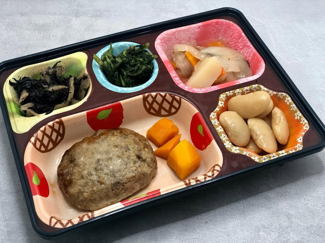 🍱 🐟本日の普通食（夕食）メニュー 照り焼きハンバーグ 人参グラッセ 白花豆煮 じゃがいもと椎茸の煮物 春菊のおひたし ひじきとごぼうのナムル ※仕入れ状況によりメニューが 異なる場合がございます。 ご了承ください。 当店のご利用、誠に...