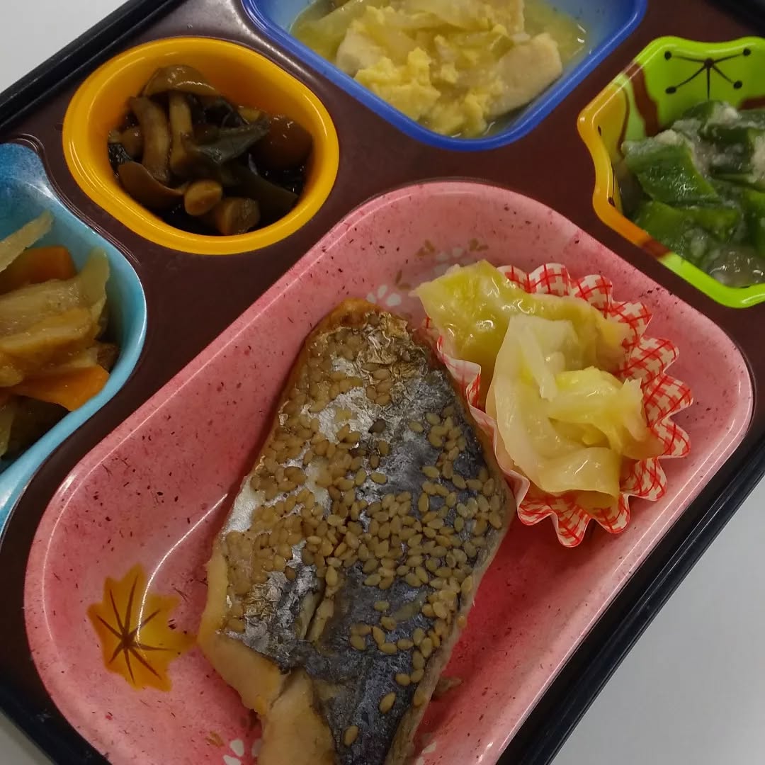 ライフデリ東大阪店です 本日のお昼ご飯のメニューは サワラのごま焼 うま塩キャベツ おくらのとろろ和え 高野豆腐とあさりの卵とじ なめこと若芽のサッと煮 ごぼうとさつま揚げの炒り煮 です ライフデリ東大阪店 TEL 06-6732-4590...
