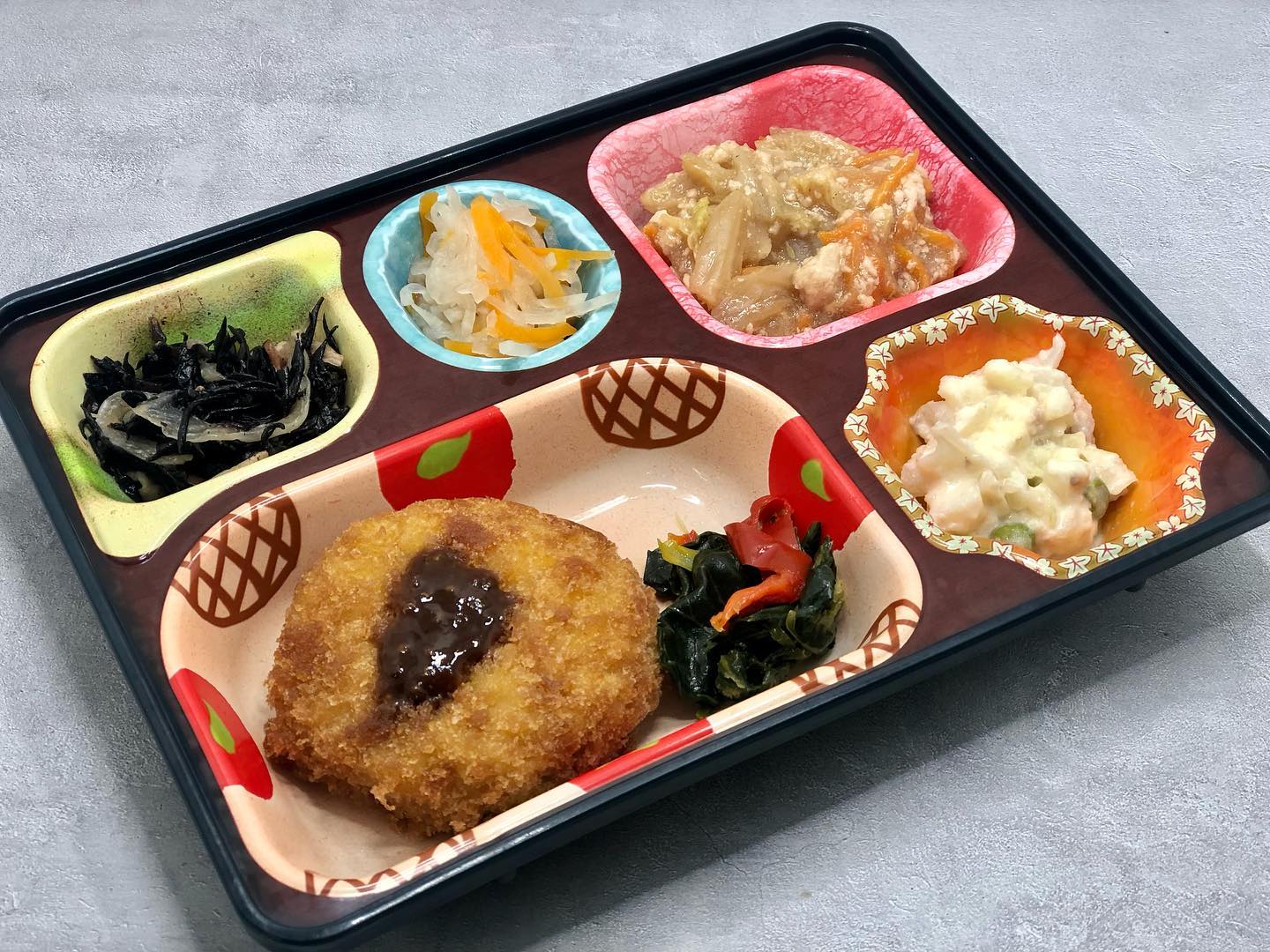 🍱 🐟本日の普通食（夕食）メニュー キャベツメンチ 青梗菜とピーマンのソテー ジャガイモとツナのサラダ 白菜とミンチの中華炒め 煮生酢 ひじきとベーコンの煮物 ※仕入れ状況によりメニューが 異なる場合がございます。 ご了承ください。 当...