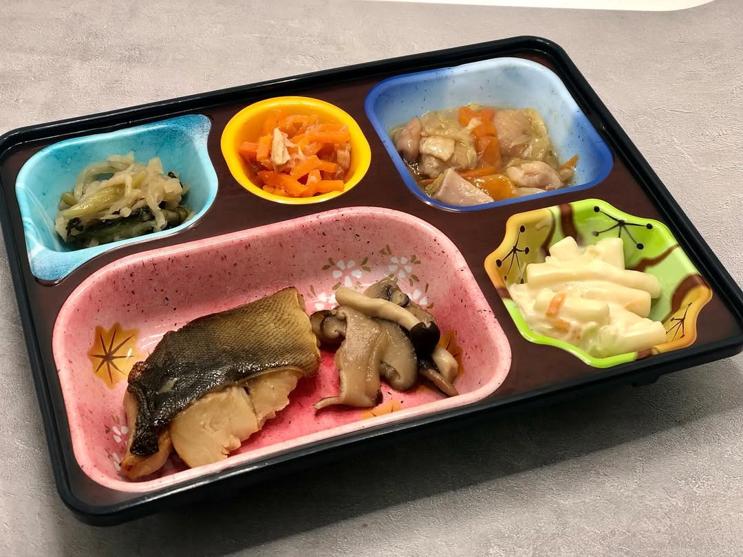 🍱 🐟本日の普通食（夕食）メニュー ほっけみりん焼き きのこソテー マカロニサラダ 鶏肉のすき焼煮 人参しりしり 切り干しと小松菜の煮物 ※仕入れ状況によりメニューが 異なる場合がございます。 ご了承ください。 当店のご利用、誠にありが...