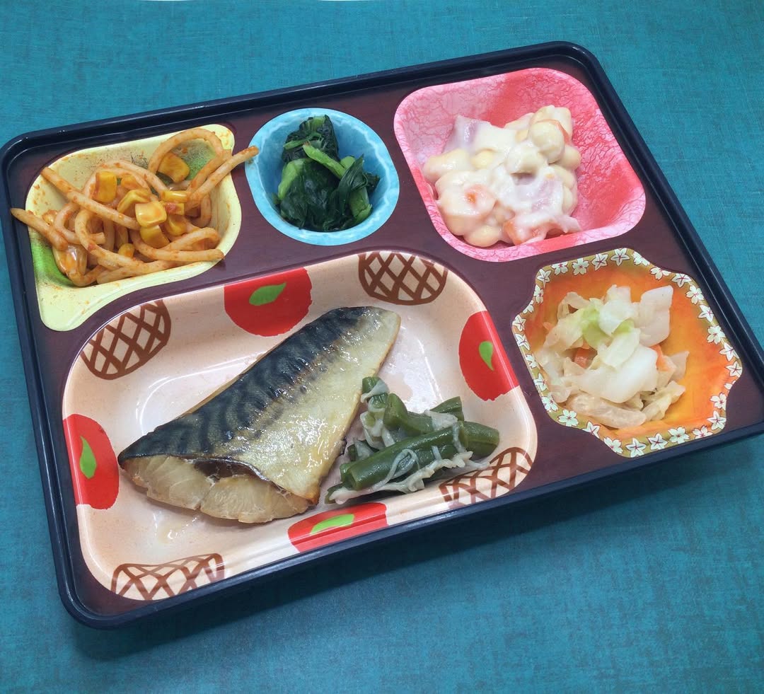 🐟本日の普通食（夕食）メニュー さばみりん干焼 インゲンときのこの炒め物 キャベツのピーナッツ和え 大豆とベーコンのクリーム煮 小松菜の辛子和え スパトマト炒め ※仕入れ状況によりメニューが 異なる場合がございます。 ご了承ください。 当...