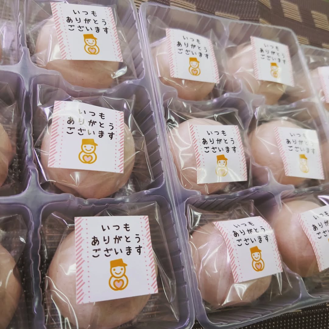 こんにちわ❕ライフデリです☺️ 今日と明日は 敬老の日の感謝を込めて お客様にお菓子を添えてお弁当をお届けしています🍱 ささやかですが喜んで頂けると嬉しいです😃 ところで 猛烈な台風が近づいているようですね🌀 お客様からも「無理せず休...