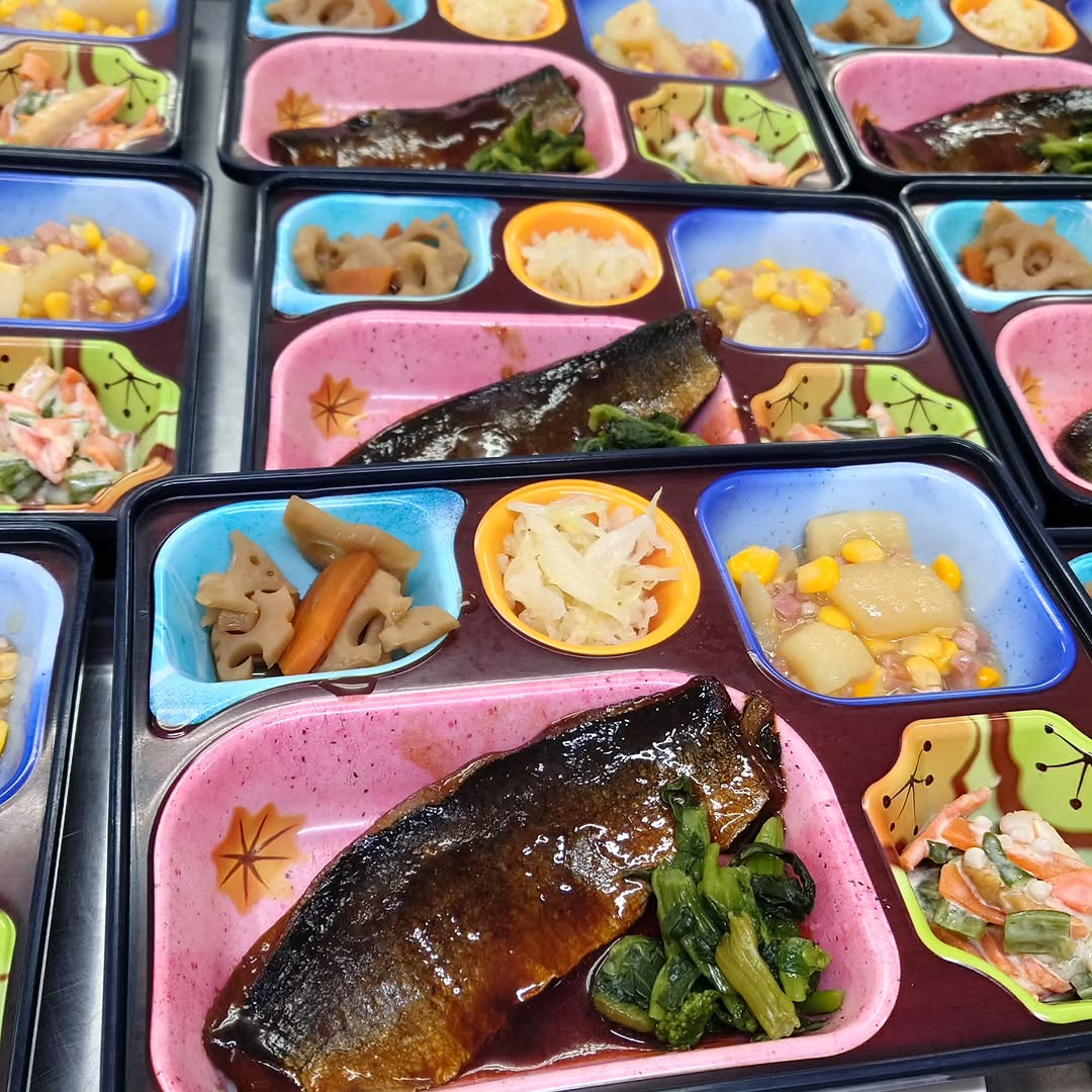 こんにちわ、ライフデリ大阪平野・東住吉店です。 本日大阪でも桜の開花宣言となりました🌸昨年より1日より早く見頃は今後1週間〜10日だそうです🌸 さて今日のメニューはにしんの蒲焼🐟️ ボリュームがありご飯がススム味付けで私も大好きなおか...