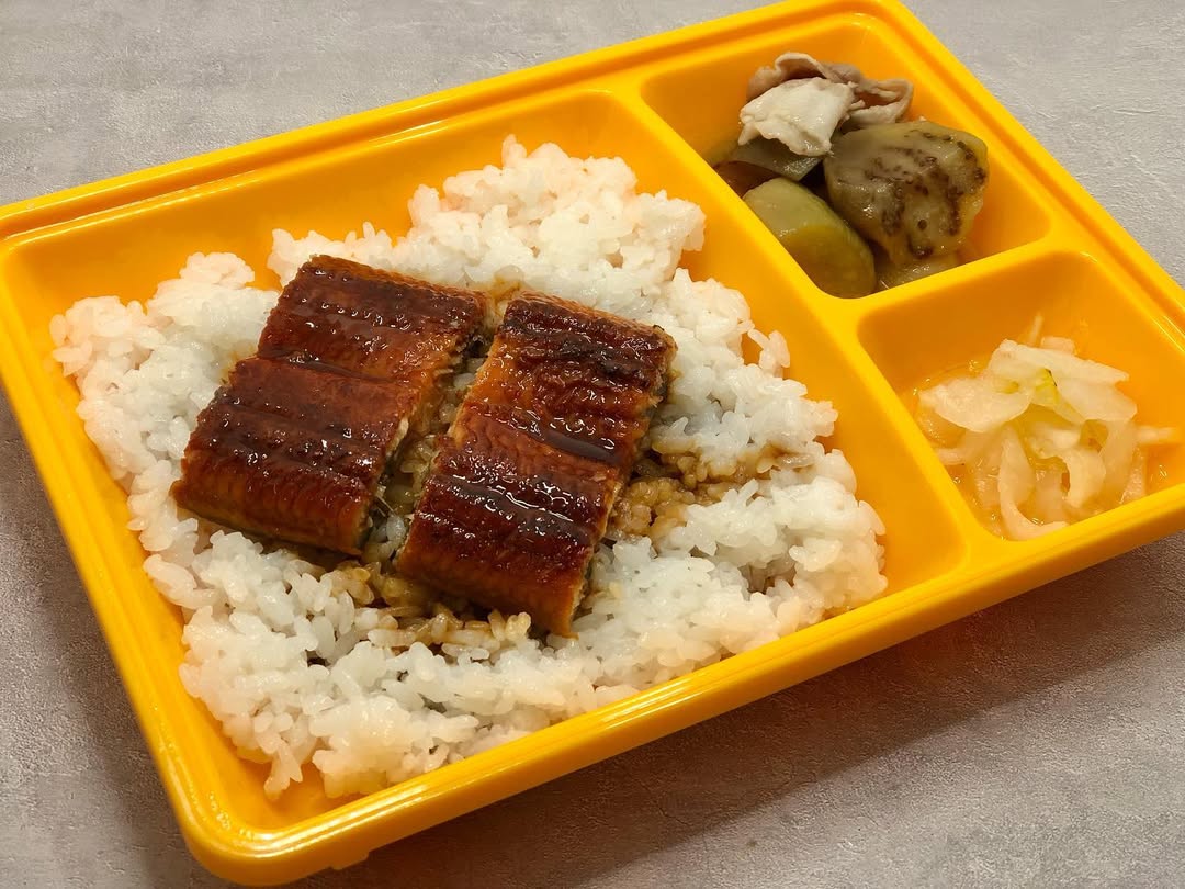 🍱 🐟本日の普通食（夕食）メニュー うなぎどんぶり ※ご注文者様のみ 普通食 鶏肉のレモン風味焼き キャベツの土佐煮 レンコンと人参の甘露煮 ひき肉と里芋の味噌煮 高野豆腐煮 春雨の酢の物 ※仕入れ状況によりメニューが 異なる場合がござ...