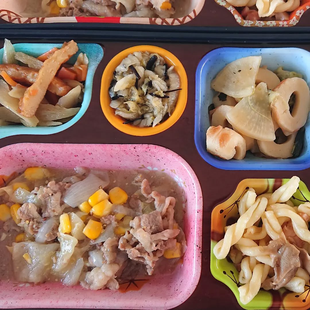 今日の夕食です😊 🍴牛肉と野菜の洋風炒め 🍴マカロニと舞茸のソテー 🍴大根と竹輪の煮物 🍴白菜とひじきの煮物 🍴ごぼうとさつま揚げの炒り煮 #高齢者向けお弁当 #配食 #宅配 #ライフデリ #若葉区