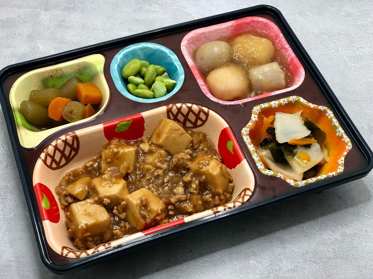 🍱 🐟本日の普通食（夕食）メニュー マーボードーフ 白菜とワカメの煮物 里芋のおろし煮 塩枝豆 ふきとニンジンの甘露煮 ※仕入れ状況によりメニューが 異なる場合がございます。 ご了承ください。 当店のご利用、誠にありがとうございます。 ...