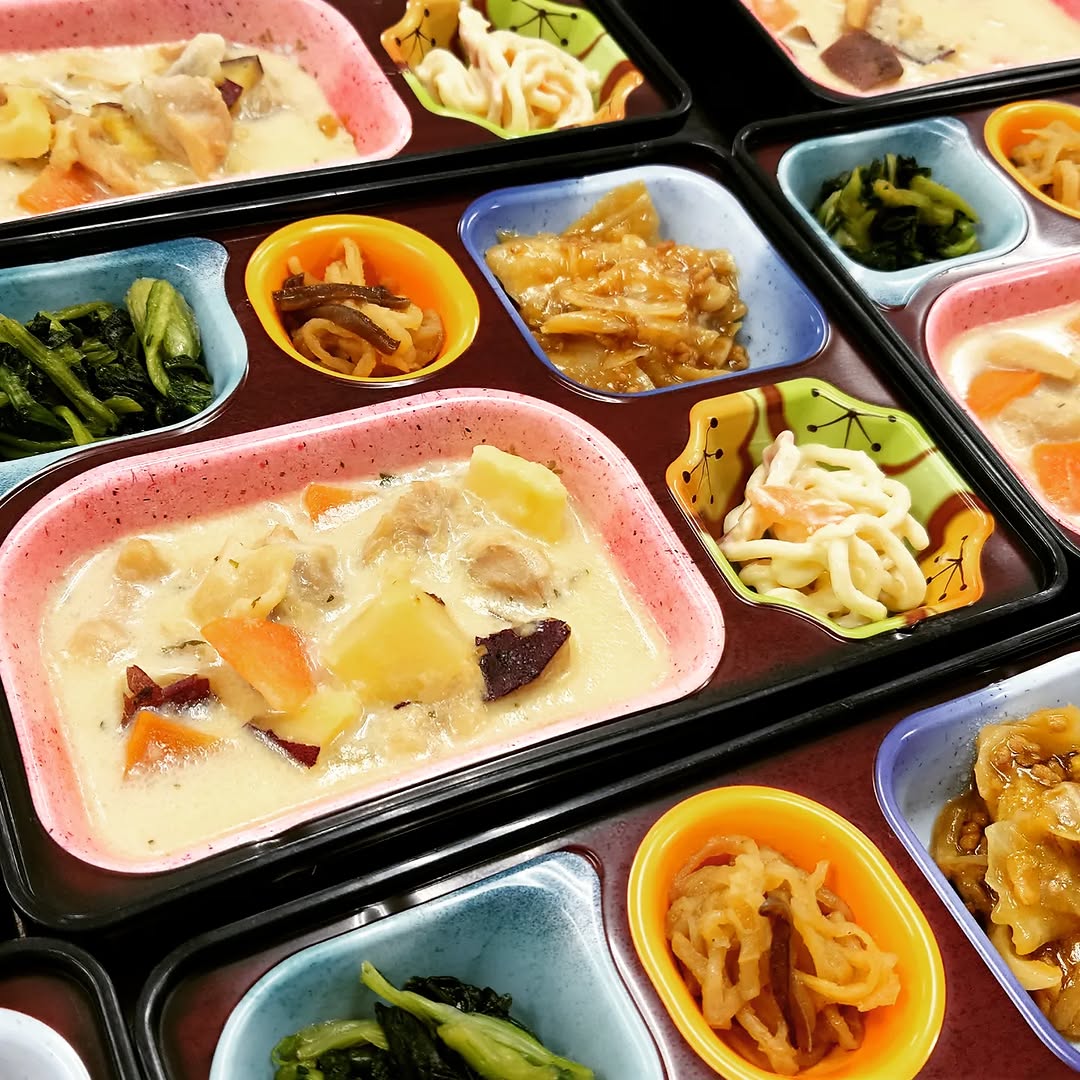 こんにちわ❕ライフデリです☺️ 本日ご紹介するメニューは12月から新メニューに加わりました「さつま芋と鶏肉のシチュー」です。 ありそうで無かった心も体もあたたまるメニューです。 是非ご賞味下さい🎵 ●本日の昼食 さつま芋と鶏肉のシチュー ...