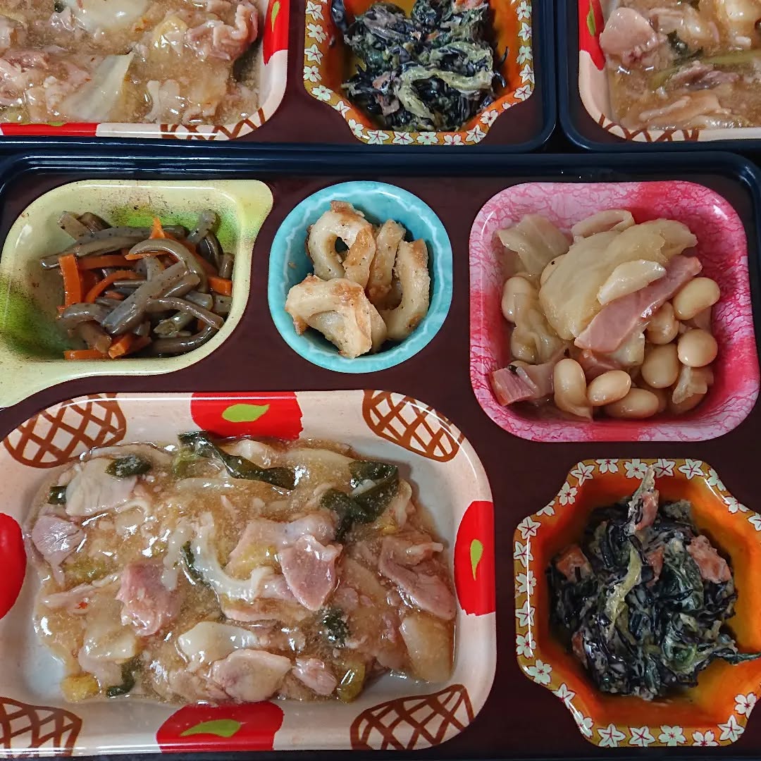 本日お昼のメニューです。 🍴豚肉と大根のキムチ炒め 🍴ひじきのごまマヨ和え 🍴大豆とキャベツのコンソメ煮 🍴竹輪の辛子炒め 🍴ぜんまいとコンニャクの炒め煮 今日は少し風が強くて肌寒いですが元気に配達に伺います‼️ 💡一食無料試食...