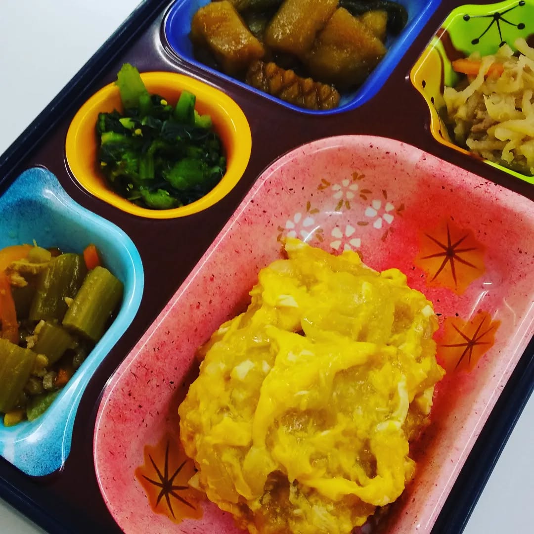 ライフデリ東大阪店です 本日のお昼ご飯のメニューは かつとじ 豚挽き肉と切干大根の煮物 イカとじゃが芋の煮物 小松菜の辛子和え ふきの含め煮 です ライフデリ東大阪店 TEL 06-6732-4590 FAX 06-6732-4591 〒5...